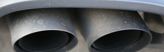 Fumée blanche à l’échappement : quelles sont les causes et comment les réparer ?