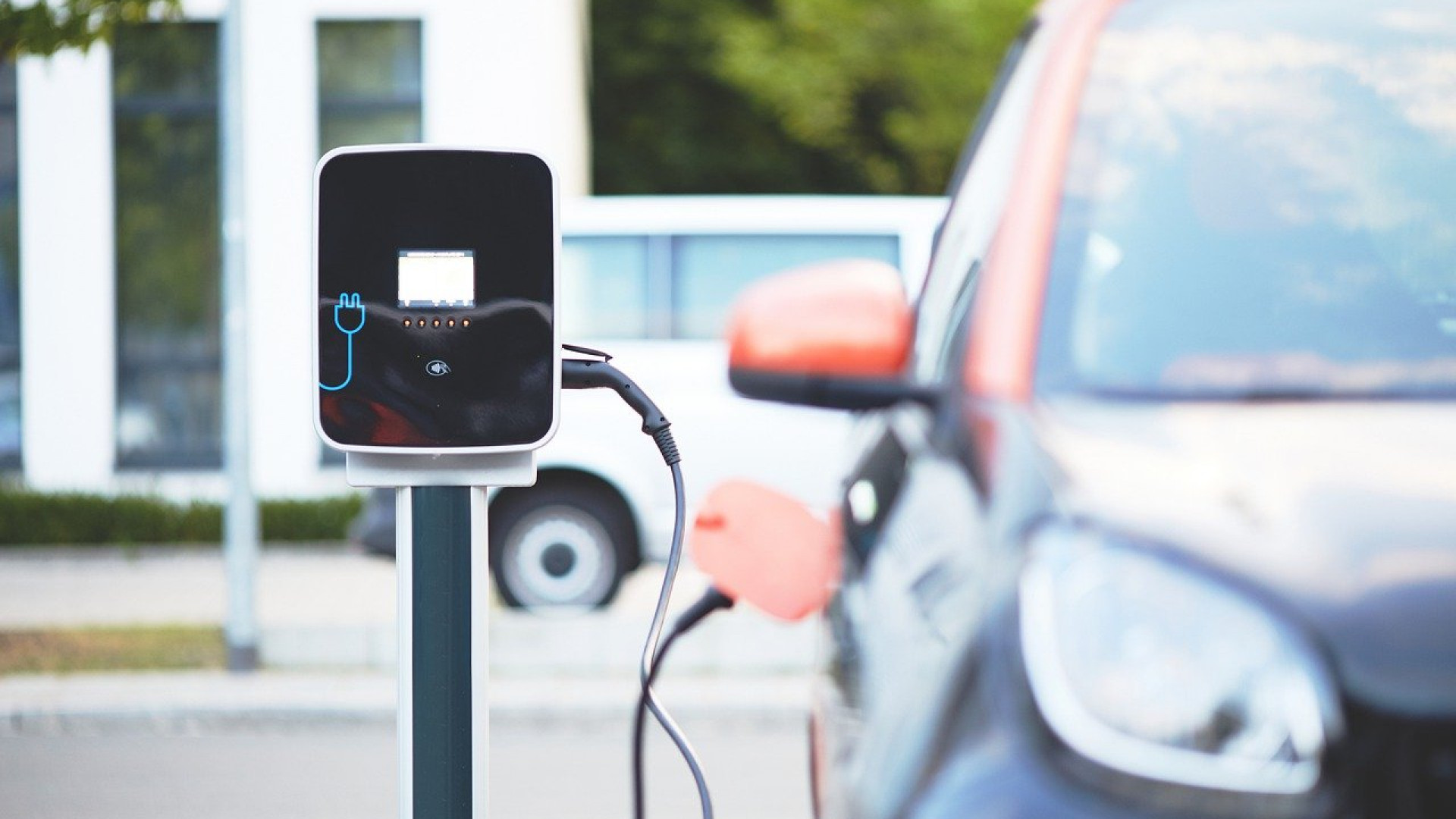 Nos conseils pour bien choisir la borne de charge de sa voiture électrique