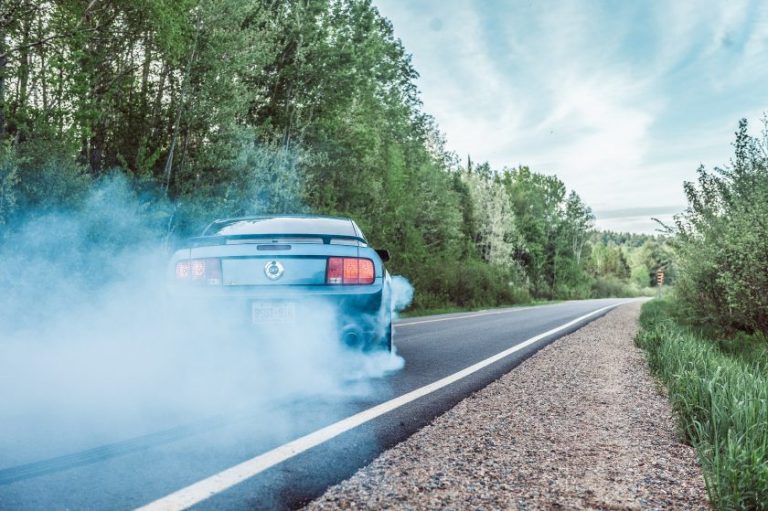 Odeur de brûlé dans votre voiture Causes courantes et solutions.