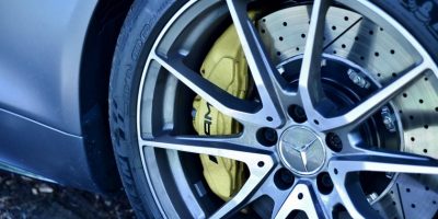 5 signes qui indiquent que vous devez remplacer les pneus de votre voiture