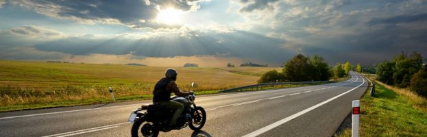 Comment s’équiper pour un road trip à moto ?