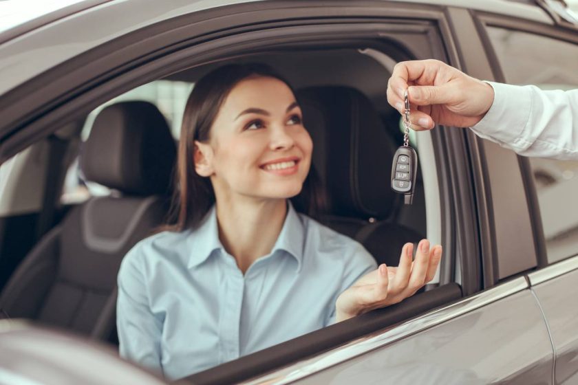 femme qui sourit dans une voiture 